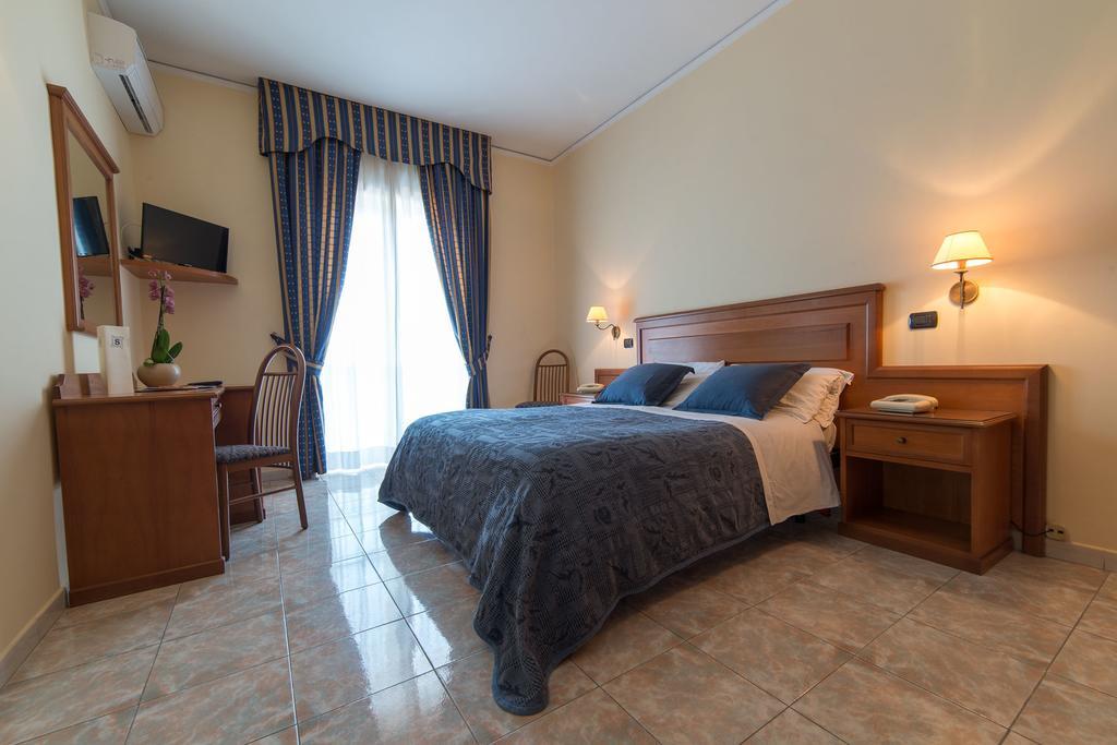 Albergo Scalzone Кастель Вольтурно Экстерьер фото